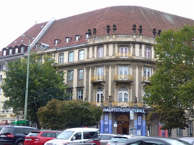 Ephraim-Palais  On the edge of Nikolaiviertel stands the Ephraim-Palais. This beautiful Rococo palace was built in 1766 for Veitel Ephraim, a court jeweler and owner of gold and silver manufactories. The palace was demolished in 1938 to make way for a new bridge. In 1985-1987 it was rebuilt on a plot close to the original site of the palace. Today the building is used for temporary exhibitions.