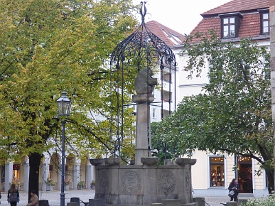 Nikolaikirchplatz  Nikolaikirchplatz, a small square with a medieval looking fountain known as the Wappenbrunnen (Coat of arms fountain). The fountain was created in 1987 after a design by Gerhard Thieme from 1928. On each side of the octagonal fountain is a relief showing a coat-of-arms. In the middle of the fountain is a column on which a bear statue rests. The bear symbolizes the city of Berlin. The fountain commemorates the founding of the city, hence it is also known as the Gründungsbrunnen (fountain of the founding).