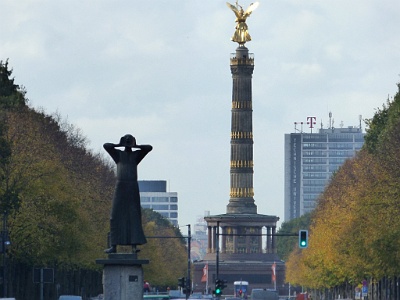 The Crier and  Victory Column  “I wander through the world and cry ‘Peace, peace, peace.’” This quotation from the Italian poet Francesco Petrarch is inscribed on the base of the sculpture “Der Rufer,” which stands on the Strasse des 17. Juni. This bronze is 3 meters tall and was created by the sculptor and graphic artist Gerhard Marcks in 1966.