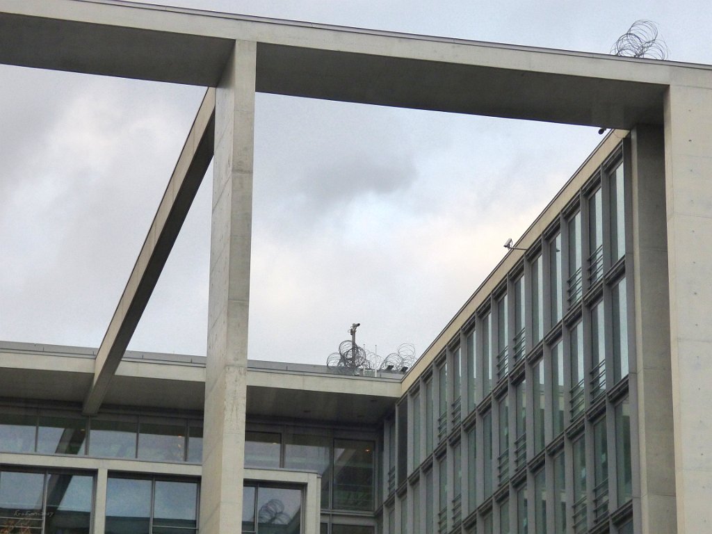 Marie-Elisabether-Lüders-Haus - Barb wire on roof