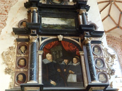 Epitaph of Christian Henning  Next to the entrance to the chapel on the north wall of the nave the chancel is a magnificent epitaph of Christian Henning, the old town councilman, who died "in the town hall" in 1626. It was founded by his elder son Jan, who - according to the inscription - 3 years later, under Lucca, caught the pirates and pitifully deprived life . According to a testament that Jan had written before leaving, the heirs set up this "monument" in 1838.