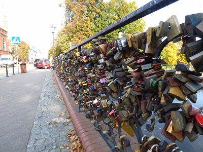 Bridge of love  At the junction of the Korzenna and Na Piaskach streets, you will notice a bridge with beautiful, openwork railing. The railing becomes less and less visible each year because colourful padlocks hanging there cover it. Lovers come there to symbolically make their relationships more durable by hanging a padlock with their initials, important dates or vows of undying love.  For the vow to be valid, they have to throw the key to the padlock to the Radunia river flowing beneath the bridge. Who would think that the Most Chlebowy (Bread Bridge) where bread used to be sold in the past, would become the Love Bridge!