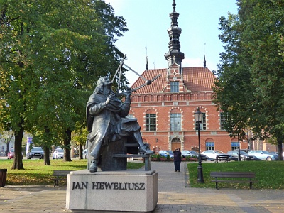 Johannes Hevelius 1611-1687  This statue was designed by Jan Szczypka and unveiled on January 28th 2006, the 395th anniversary of his birth in the gardens dedicated to him opposite the Old Town Hall. Hevelius is widely regarded as the last great astronomer to work without lenses and instead made many of his discoveries using a quadrant and alidade, tools he is depicted with here as he stares up at a wonderful recreation of his work on an adjacent surviving pre-war building.