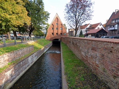 Little Mill in Gdansk  Mały Młyn - It was erected on a vault unpaved over the Raduni canal , excavated in the middle of the 14th century , near the church of Sts. Catherine . Gothic brick building with gable roof tile roof was built around 1400.  He did not function as a mill , served as a granary of products coming from the opposite side of the Great Mill Road. Rebuilt after the Second World War , a Polish branch of the Polish Fishing Association .