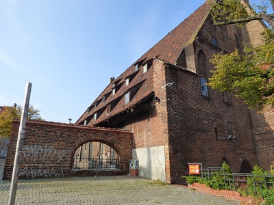 The Great Mill  Built by the Teutonic Knights in 1350, this magnificent edifice with its rising tiled roof is the grandest civil construction in Gdańsk. Until 1356 when the Radunia Canal was built, the mill was powered by slaves turning 18 huge wheels. It was the largest industrial plant in Europe during the Middle Ages and functioned until the end of WWII. Since then the mill has served some less than suitable roles, including a PEWEX (a Communist era shop where you could buy goods not available in normal Polish stores but only with foreign currency) and until 2016, as a rather sad looking shopping mall. This treasure is now closed to the public while we await news on its future.