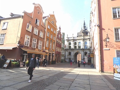 Golden Gate  The Golden Gate in Gdansk ( the Long Gate Gate or the Gate of the Long Street , Langgasser Tor ) was erected in 1612 at the site of the fourteenth-century Gothic Gate .In 1957 the building was rebuilt after the destruction of the war.  In the frieze on the front wall, a quotation from Psalm 122 : ES MVSSE WOLGEHEN DENEN DIE / DICH LIEBEN ES MVSSE FRIEDE SEIN INWENDIG IN DEINE MAVENEN PSA-122 ("Let peace take those who love you. in your walls, and security in your palaces! "). The Latin inscription on the gate from Długa street says: Concordia res publicæ parvæ crescunt - discordia magnæ concidunt ("The agreement of small republics grow - great disagreement collapses"). Notice the spelling error in the word "discordia", located on the gate in the form of "discordia". This error committed at the time of construction of the object has been faithfully reproduced today as a curiosity.