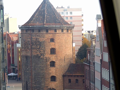 Stągiewna Gate , Milky Way  Built in the early 16th century, defense towers due to their shape called Milky Stakes are remnants of urban fortifications. At the beginning of the 17th century the gate was rebuilt. During the siege in 1813 a part of the gate was destroyed. In 1945 the interior was burned down and roofs collapsed.  Since 1972, the gate has been used by the ARPO Polish Artists' Artists Cooperative , which bought the building in the 1990s [2] . In 2012 the gate was sold. The surface of the property is 400 m² . [3]