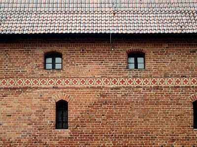 Malbork Castle  The character of the brickwork today reflects its three fundamental development stages. Original medieval work is marked by weathered red bricks with no obvious lines of mortar. Steinbrecht's late nineteenth century restoration used a harder red brick with clear mortar lines. The late twentieth century restoration employed a lighter-coloured red brick with less obvious mortar lines.