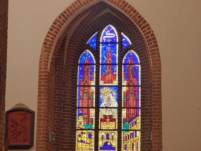 Chapel of Our Lady of Ostrobramska  In the window of the chapel - Irena Kisielewska's stained glass "Mater Misericordia" (1987) with the image of the image, the Gate of Dawn and the church of Sts. Anna in Vilnius.