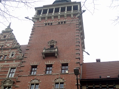 Voivodship Office on the Chrobry shafts  Due to the terrain shape and the residues of Fort Leopold located here before, appropriate construction work has been preceded by large scale earth works which included among others moat bridge, replacement of peat substrate, drainage area, etc. The building was built on the powerful, concrete foundations in places reaching 11 m below street level.