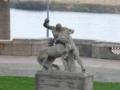 Hercules fighting with centaur  The sculpture, funded by the Kisker consul of Szczecin, was unveiled in 1916 . Made of sandstone , maintained in the form of classicistic modernism , is 2.4 m high. It was planted on a concrete pedestal . The statue depicts two intertwined, dynamically captured centaurs and a naked, muscular man. The identity of the character is not certain, according to one interpretation, it is a scene of centauromachia : fighting with Lapita centa . Others see the Hercules man fighting the mythical monster.