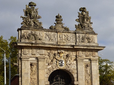 Backside of the Royal Gate  It was built between 1725-1728 on the occasion of the seizure of the city by Prussia according to the project of Dutch architect Gerhard Cornelius van Wallrawe. Just like the Port Gate was built on the site of the old city ​​walls. During World War II, the ornamentation from the gates of the gates was dismantled and hidden in Arkon Forest Park , and the gate itself was planted with ivy and survived the war. The decorated peaks and ornaments were found in 1957 and back mounted to the gate